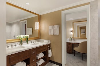 Suite, 1 King Bed (Constitution Suite)