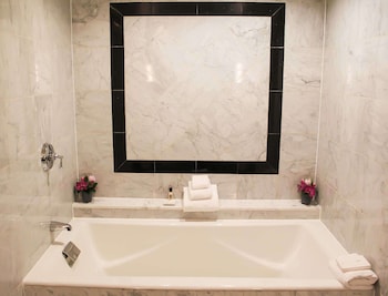 Suite, 1 King Bed (Constitution Suite)