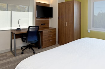 Suite, 1 King Bed, Accessible (Roll-In Shower)