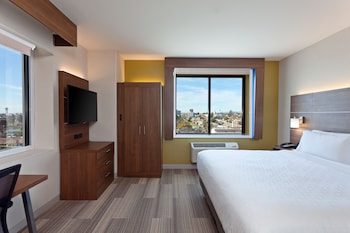 Suite, 1 King Bed, Accessible (Roll-In Shower)