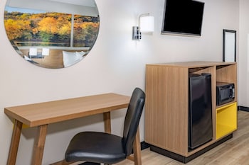 Room, 2 Queen Beds, Accessible (Mobility, Bathtub w/ Grab Bars)