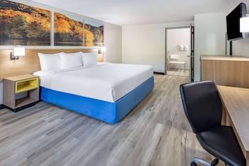 Room, 1 King Bed, Accessible, Non Smoking (Mobility, Bathtub w/ Grab Bars)