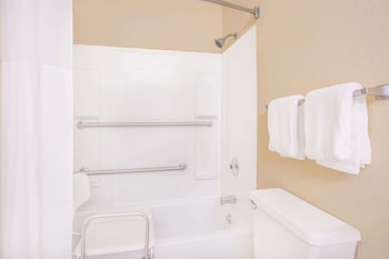 Room, 2 Queen Beds, Accessible (Mobility, Bathtub w/ Grab Bars)