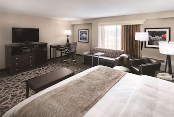 Standard Room, 1 King Bed, Non Smoking, Poolside