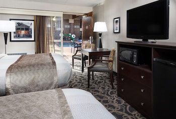 Standard Room, 2 Queen Beds, Non Smoking, Poolside