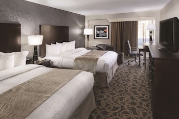 Standard Room, 2 Queen Beds, Accessible, Bathtub