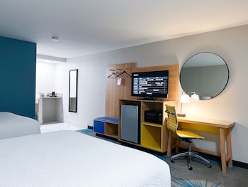 Room, 2 Queen Beds, Mobility Accessible, Non Smoking (Bathtub w/ Grab Bars)