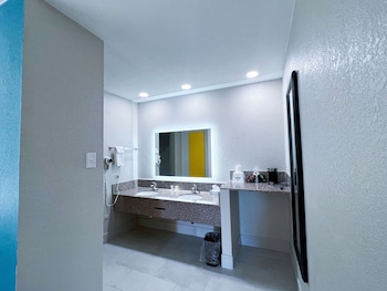 Room, 2 Queen Beds, Mobility Accessible, Non Smoking (Bathtub w/ Grab Bars)