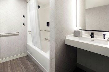 Junior Suite, 1 King Bed with Sofa bed (Mobility/Hearing Accessible, Tub)