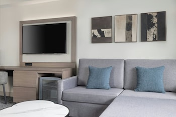 Junior Suite, 1 King Bed with Sofa bed (Mobility/Hearing Accessible, Tub)