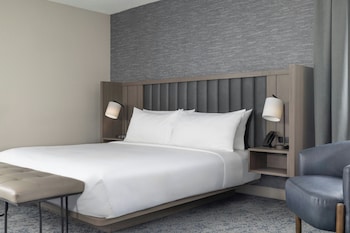 Junior Suite, 1 King Bed with Sofa bed (Mobility/Hearing Accessible, Tub)