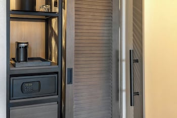 Traditional Room, 1 King Bed (Mobility/Hearing Accessible, Tub)