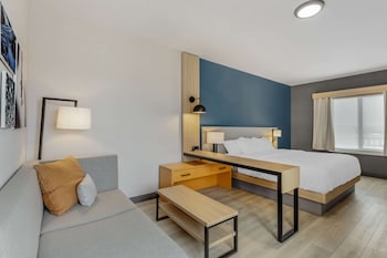 Suite, 1 King Bed, Non Smoking