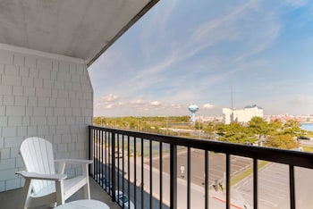 Standard Room, 1 King Bed, Non Smoking, Balcony (Shower Only with Sofabed)
