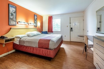 Deluxe Room, 1 King Bed, Non Smoking, Hot Tub