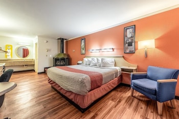 Deluxe Room, 1 King Bed, Non Smoking, Hot Tub