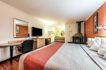 Deluxe Room, 1 King Bed, Non Smoking, Hot Tub