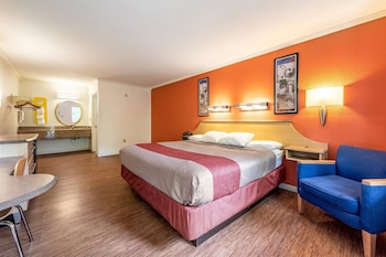 Deluxe Suite, 1 King Bed, Non Smoking, Hot Tub