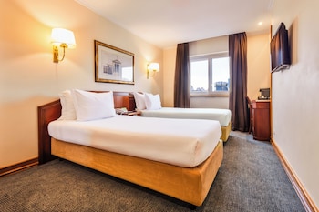 Twin Room (with Extra Bed)