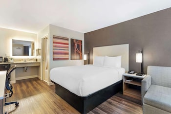 Standard Room, 1 Queen Bed, Non Smoking, Refrigerator & Microwave