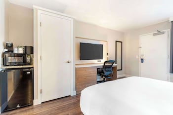 Standard Room, 1 Queen Bed, Accessible, Non Smoking