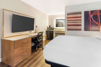 Standard Room, 1 Queen Bed, Non Smoking, Refrigerator & Microwave