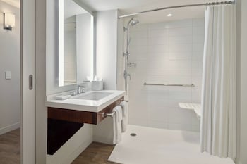 Executive Room, 1 King Bed (Mobility Accessible, Roll-In Shower)