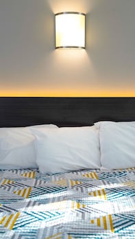 Deluxe Room, 1 Queen Bed, Accessible, Non Smoking