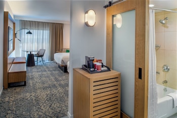 Room, 1 King Bed (Mobility Accessible, Tub)