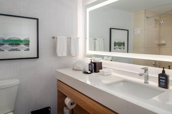 Room, 1 King Bed (Mobility Accessible, Tub)