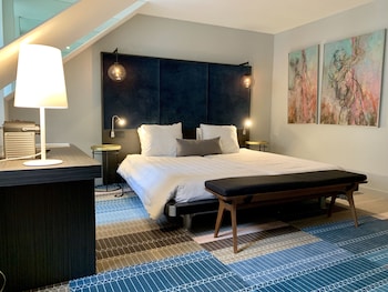 Derlon Suite