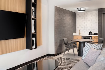 Suite, 1 Bedroom, Balcony