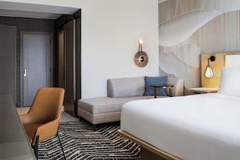 Club Room, 1 King Bed (Mobility/Hearing Access, Roll-in Shwr)