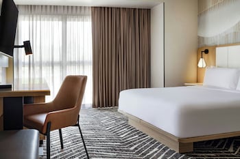 Club Room, 1 King Bed (Mobility/Hearing Access, Roll-in Shwr)