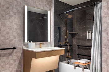 Club Room, 1 King Bed (Mobility/Hearing Accessible, Tub)