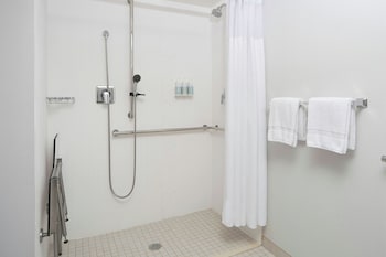 Room, 2 Queen Beds (Mobility/Hearing Access, Roll-in Shwr)