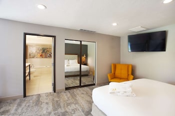 Suite, 1 King Bed, Patio, River View (Presidential)