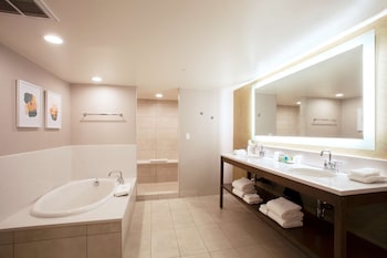 Suite, 1 King Bed, Non Smoking, Jetted Tub (with Sofabed)