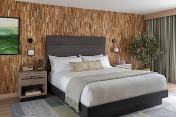 Suite, 1 King Bed (Redwood Lawn, Vintage)