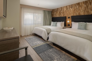 Room, 2 Queen Beds, Patio (Redwood Lawn)