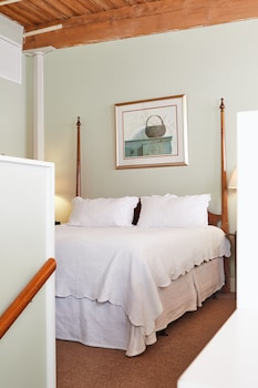 Studio Suite, 1 King Bed, Non Smoking, Kitchenette