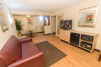 Suite, Multiple Beds (Smoke Free)