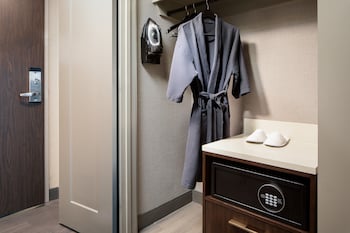 Deluxe Room, 1 King Bed