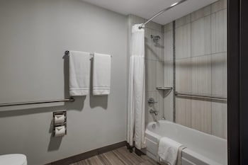Room, 2 Queen Beds, Accessible, Non Smoking (Roll-in Shower)