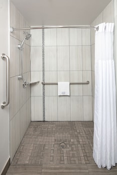 Room, 2 Queen Beds, Accessible, Non Smoking (Roll-in Shower)