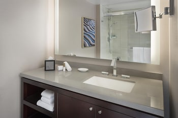 Standard Room, 1 Queen Bed