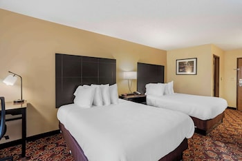 Standard Room, 2 Queen Beds, Accessible, Bathtub