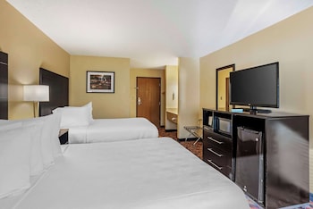 Standard Room, 2 Queen Beds, Accessible, Bathtub