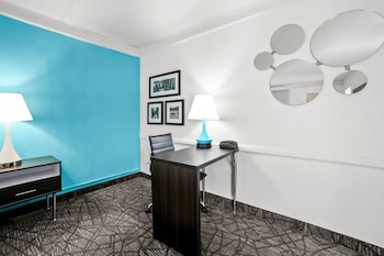 Room, 1 King Bed, Accessible, Smoking