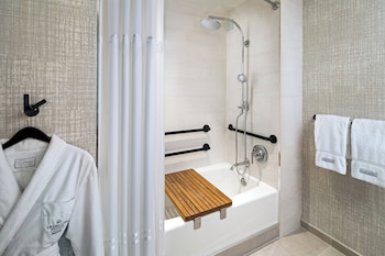 Room, 1 King Bed, Ocean View (Balcony)